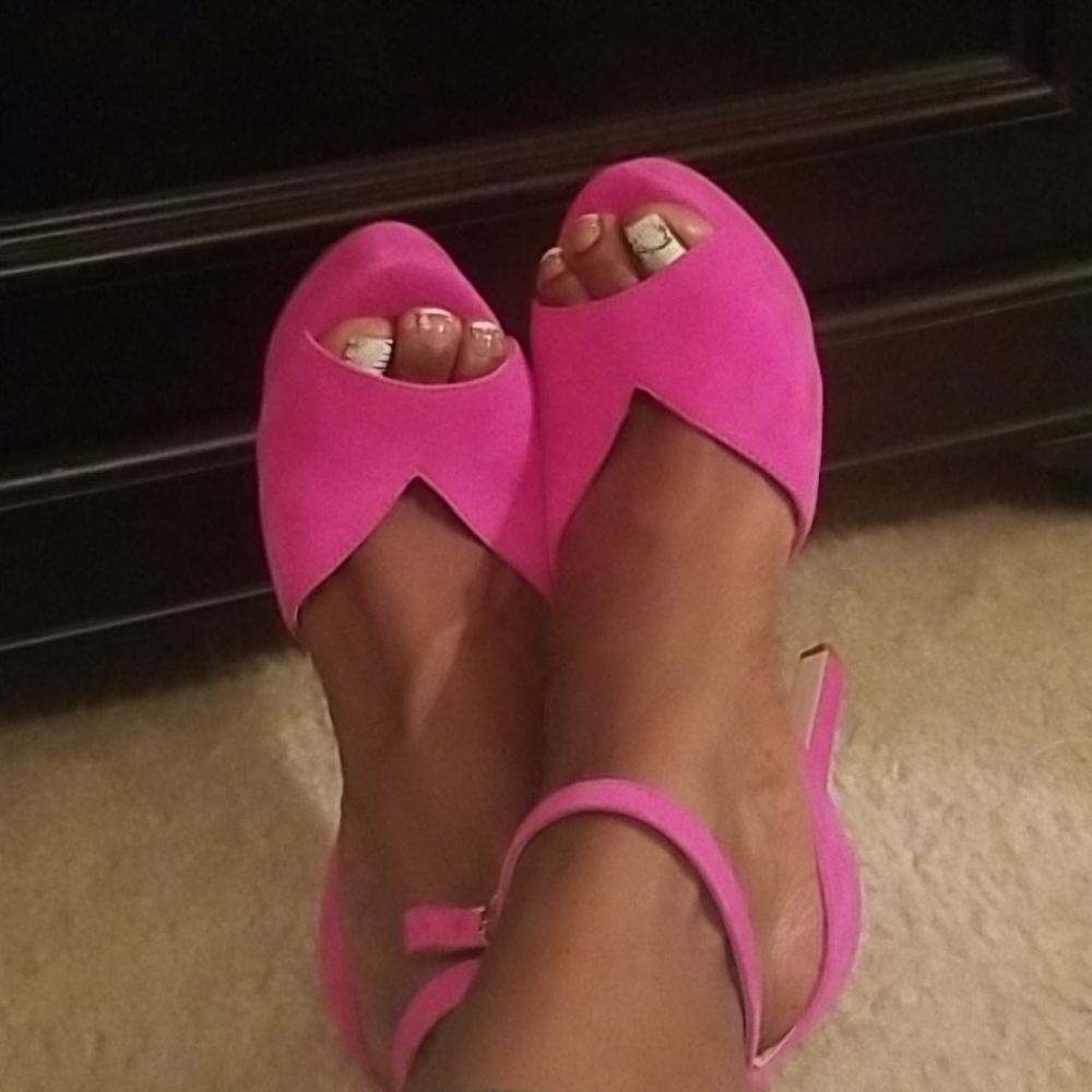 Jessica Simpson fushia heels